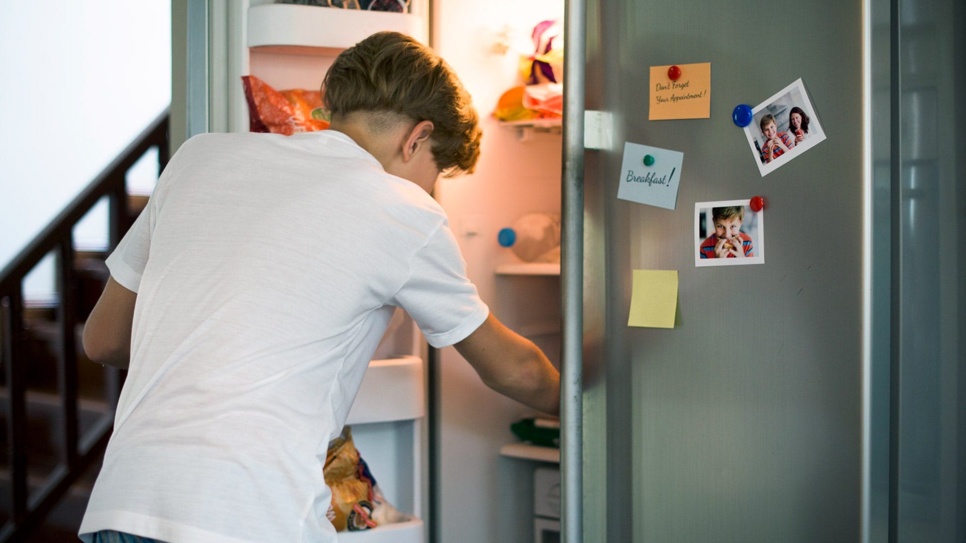 Zdjęcie - lodówka z jedzeniem